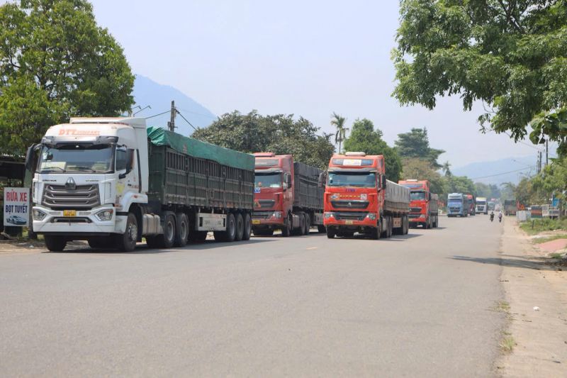 Nguy cơ tai nạn rình rập trên Quốc lộ 49 -0