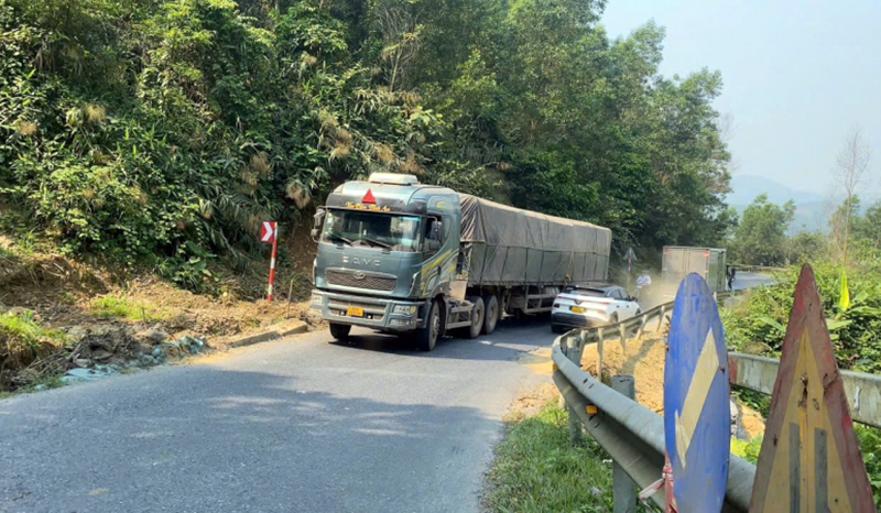 Nguy cơ tai nạn rình rập trên Quốc lộ 49 -0