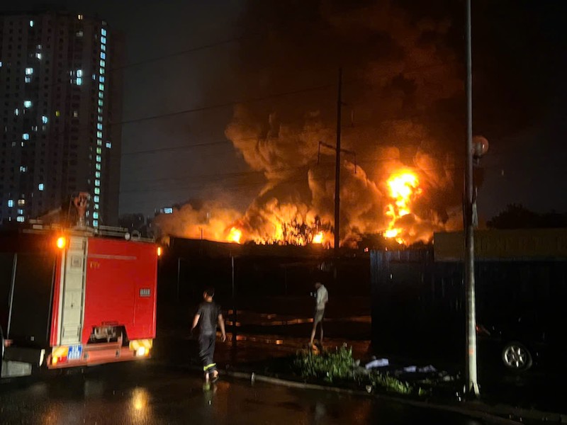 Khống chế đám cháy tại xưởng gỗ đối diện Bệnh viện K Tân Triều -2