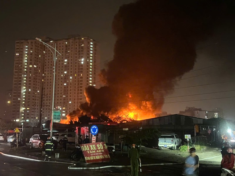 Khống chế đám cháy tại xưởng gỗ đối diện Bệnh viện K Tân Triều -4