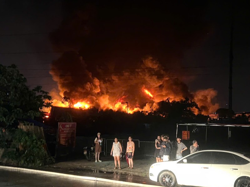 Khống chế đám cháy tại xưởng gỗ đối diện Bệnh viện K Tân Triều -6