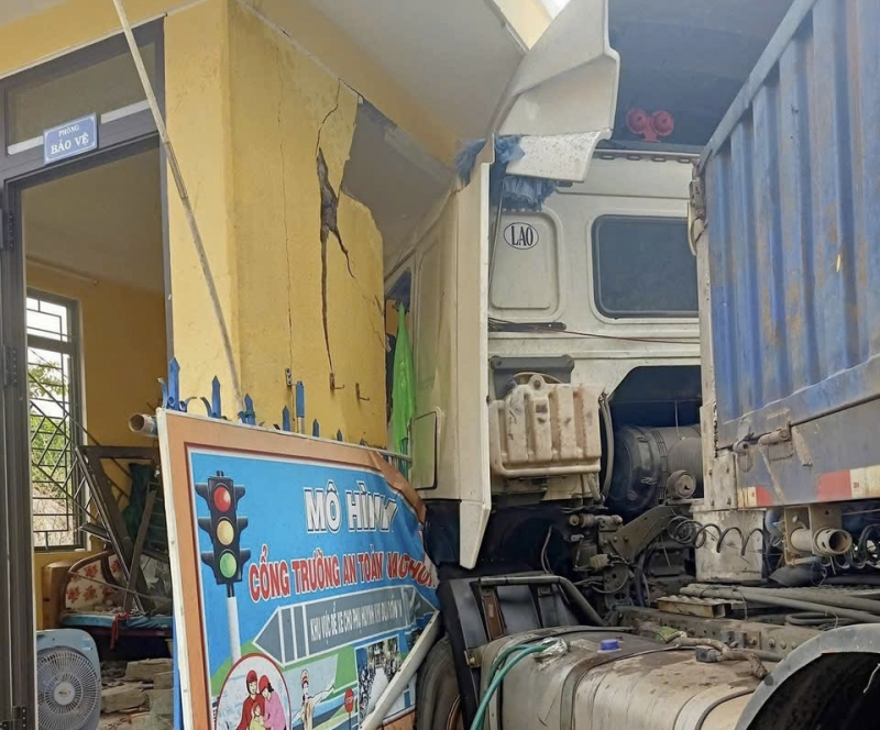 Nguy cơ tai nạn rình rập trên Quốc lộ 49 -0