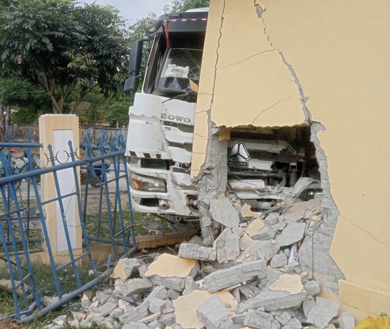 Nguy cơ tai nạn rình rập trên Quốc lộ 49 -0