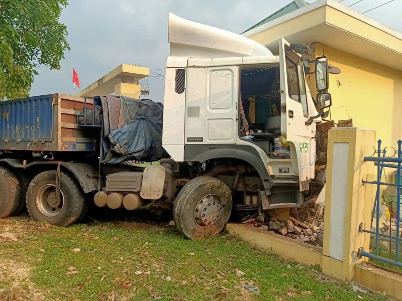 Nguy cơ tai nạn rình rập trên Quốc lộ 49 -0