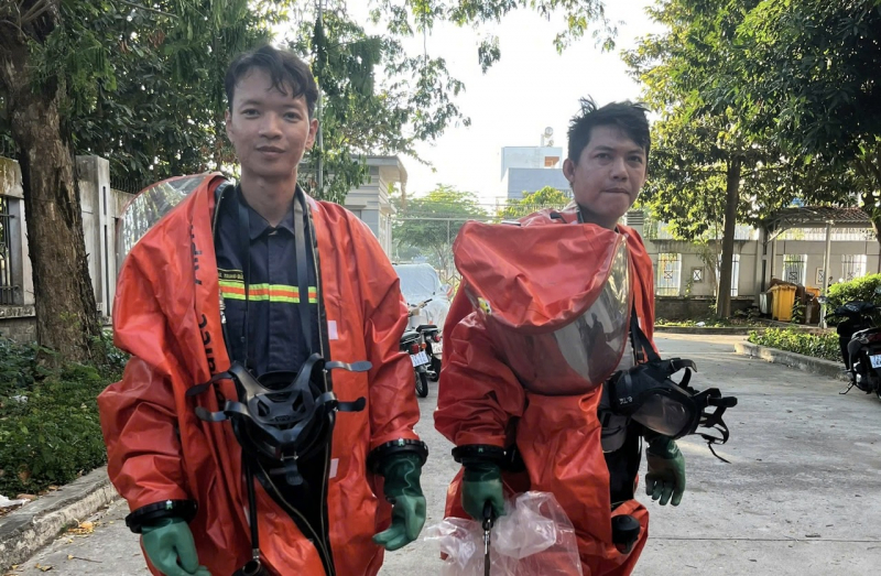 Dân trút gánh nặng khi tổ ong dài gần 1m đe dọa nhiều tháng nay được phá bỏ -0