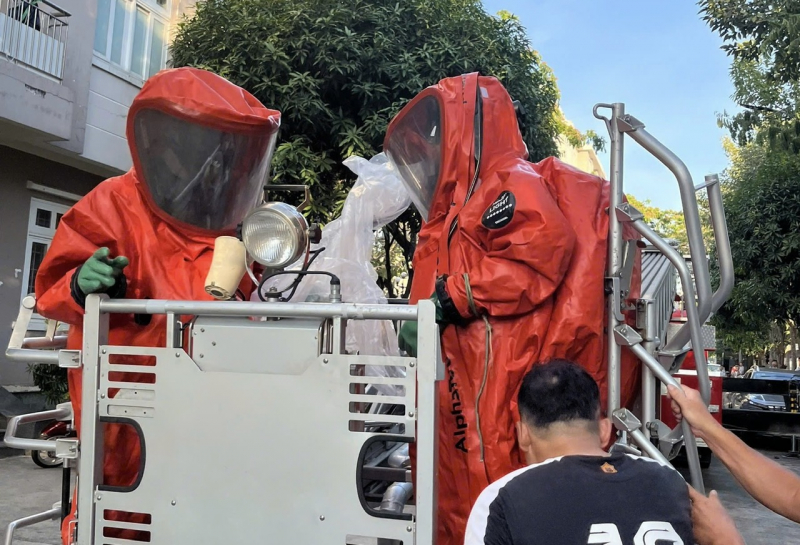 Dân trút gánh nặng khi tổ ong dài gần 1m đe dọa nhiều tháng nay được phá bỏ -0