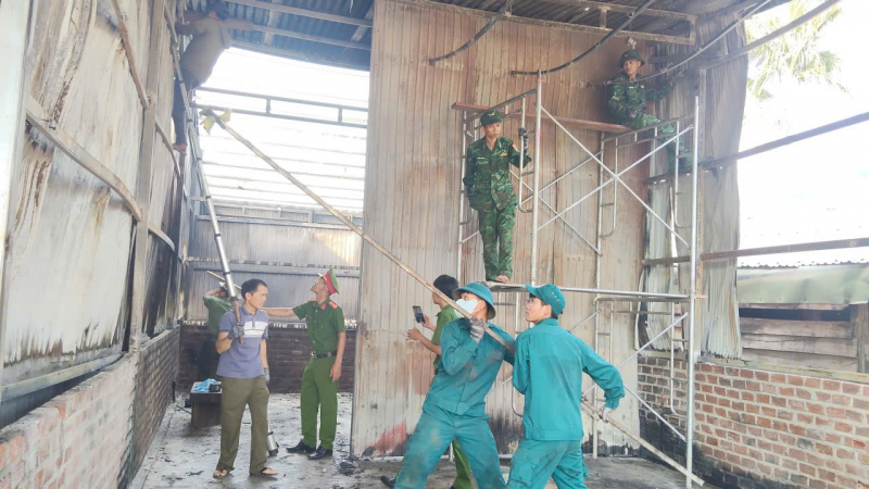 Công an, Bộ đội chung tay xây lại mái ấm cho gia đình bị hoả hoạn nơi vùng biên giới -0