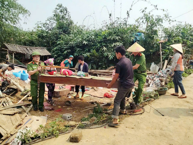 Lực lượng Công an sát cánh cùng người dân vượt qua thiên tai -0