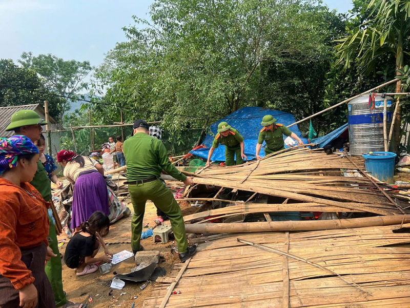 Lực lượng Công an sát cánh cùng người dân vượt qua thiên tai -1