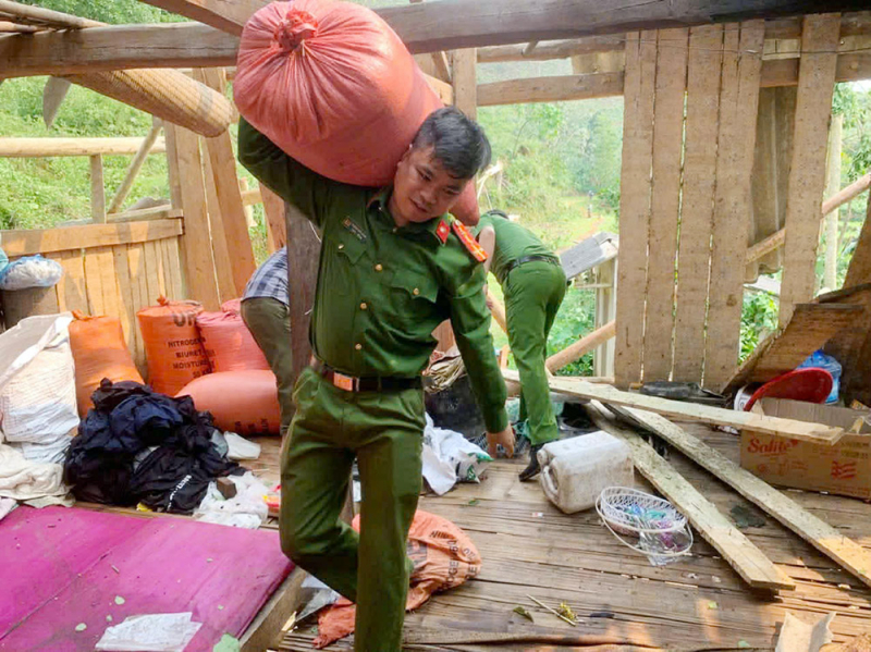 Lực lượng Công an sát cánh cùng người dân vượt qua thiên tai -1