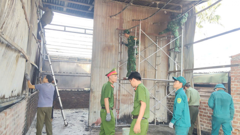 Công an, Bộ đội chung tay xây lại mái ấm cho gia đình bị hoả hoạn nơi vùng biên giới -0