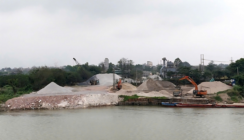 Hà Nội: Lỏng lẻo trong công tác quản lý, xử lý hoạt động bến bãi dọc các tuyến sông -0