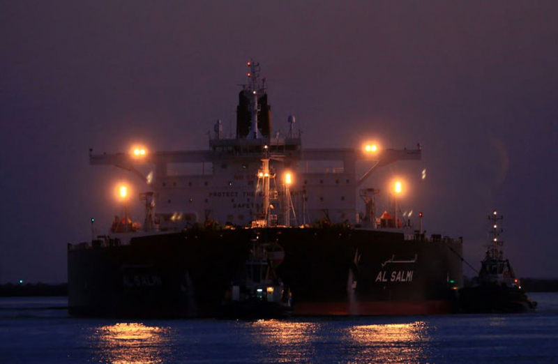 Tàu dầu 320.000 tấn của Kuwait trúng hỏa lực, bốc cháy -0