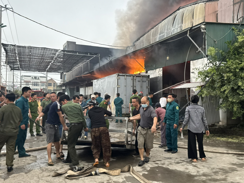 Hình ảnh Cảnh sát PCCC khống chế xưởng sản xuất bánh kẹo -0