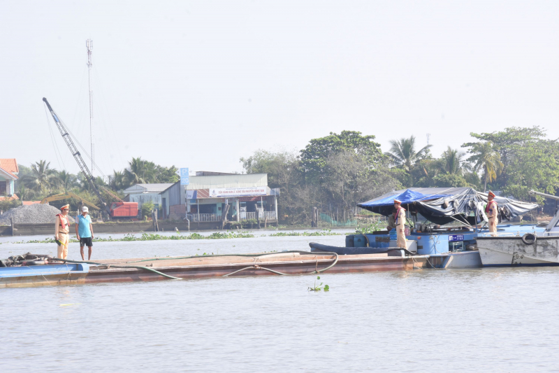 Đồng Tháp: Tăng cường đấu tranh, xử lý tình trạng khai thác, vận chuyển trái phép cát sông -0
