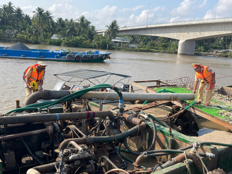 Đồng Tháp: Tăng cường đấu tranh, xử lý tình trạng khai thác, vận chuyển trái phép cát sông -0