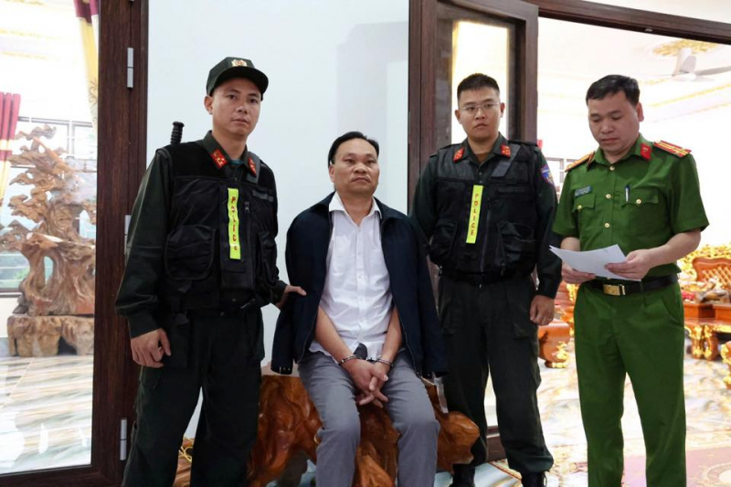 Tạm giam 9 đối tượng làm giám đốc, cán bộ, nguyên cán bộ -0