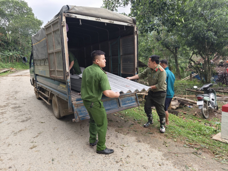 Công an xã Minh Khai hỗ trợ người dân khắc phục hậu quả mưa đá -0