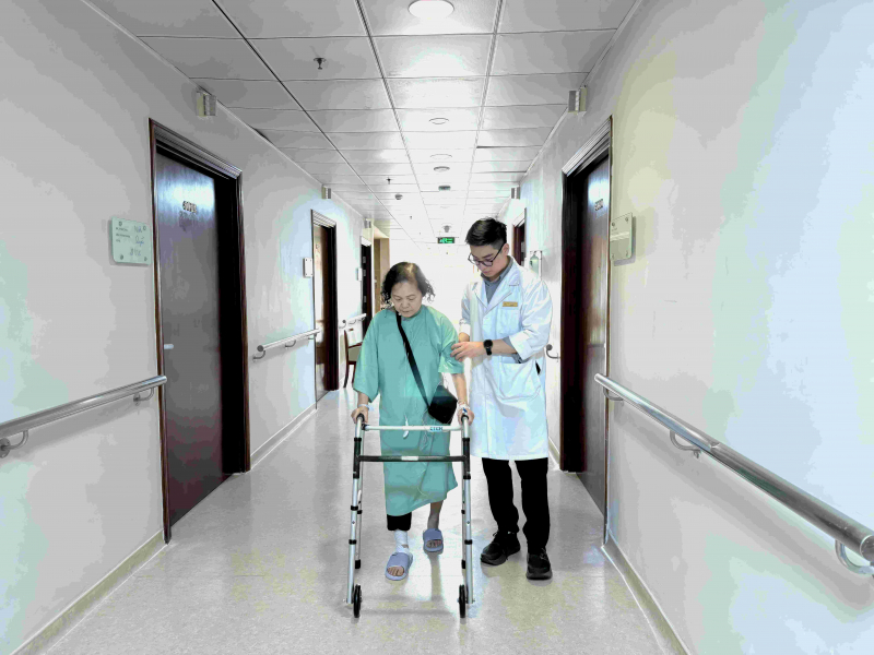 Vinmec ra mắt robot hỗ trợ thay khớp gối -0