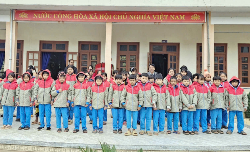 Người thầy gần 3 thập kỷ “gieo chữ” nơi biên thùy -0