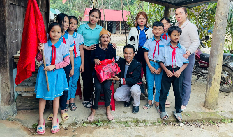 Người thầy gần 3 thập kỷ “gieo chữ” nơi biên thùy -0