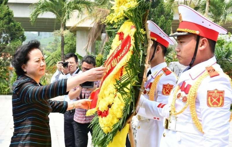 Phó thủ tướng Phạm Thị Thanh Trà dâng hương tri ân các Anh hùng liệt sĩ tại tỉnh Quảng Trị -0
