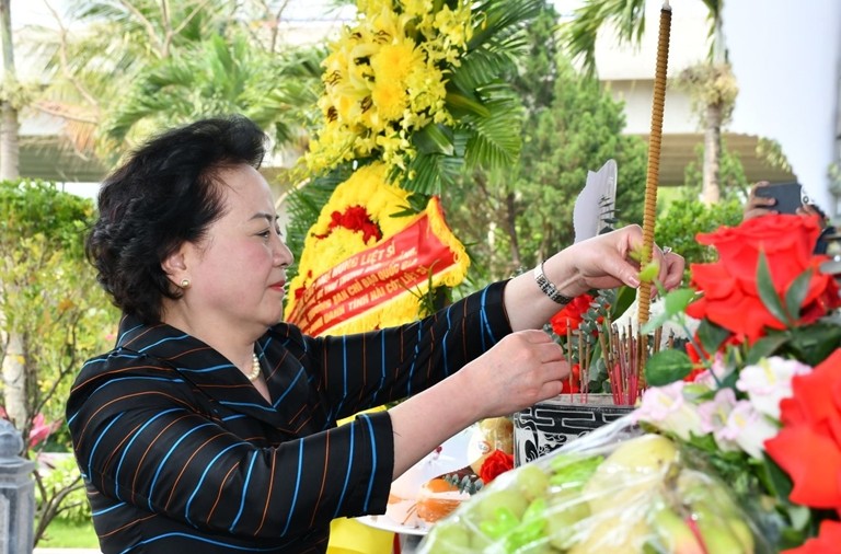Phó thủ tướng Phạm Thị Thanh Trà dâng hương tri ân các Anh hùng liệt sĩ tại tỉnh Quảng Trị -0