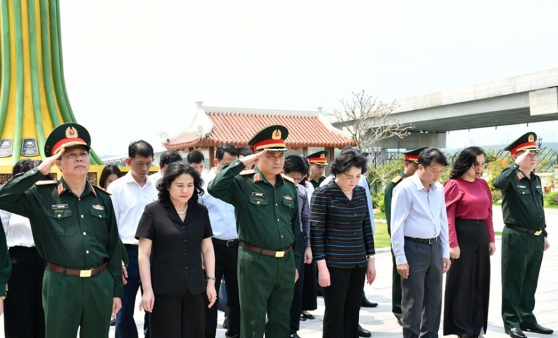 Phó thủ tướng Phạm Thị Thanh Trà dâng hương tri ân các Anh hùng liệt sĩ tại tỉnh Quảng Trị -0