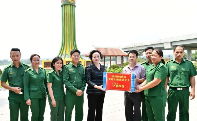 Phó thủ tướng Phạm Thị Thanh Trà dâng hương tri ân các Anh hùng liệt sĩ tại tỉnh Quảng Trị -0