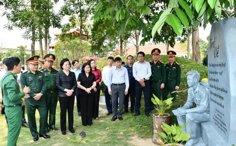 Phó thủ tướng Phạm Thị Thanh Trà dâng hương tri ân các Anh hùng liệt sĩ tại tỉnh Quảng Trị -0