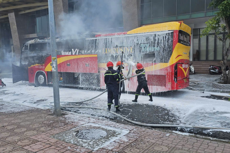 Cháy xe khách giường nằm ở phố biển Nha Trang -0