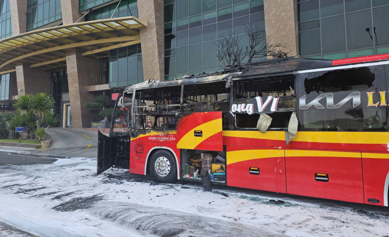 Cháy xe khách giường nằm ở phố biển Nha Trang -0