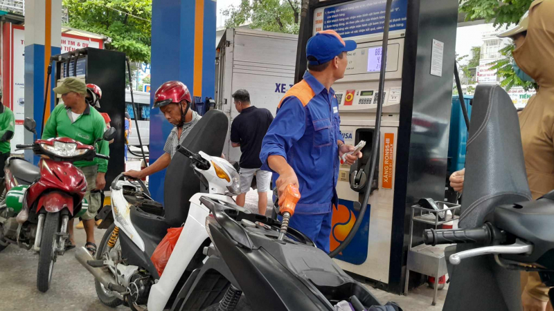 Xử lý nghiêm các hành vi găm hàng, đầu cơ, ngừng bán xăng dầu -0