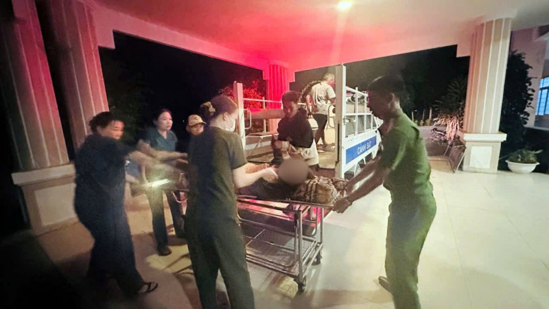 Công an xã kịp thời đưa người phụ nữ bị co giật đi cấp cứu -0