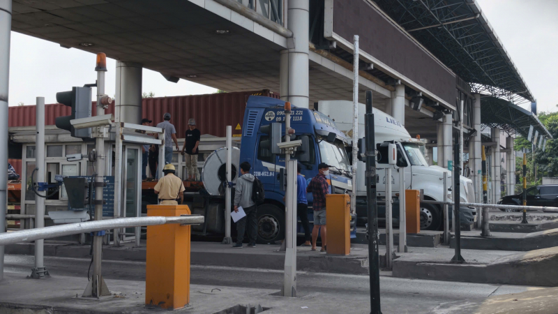 Thắng gấp, 3 cuộn thép đứt xích giằng lăn dè cabin xe đầu kéo -0