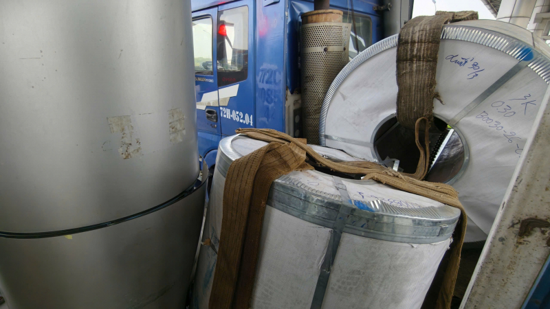 Thắng gấp, 3 cuộn thép đứt xích giằng lăn dè cabin xe đầu kéo -1