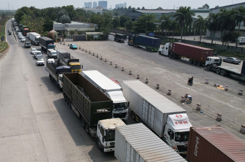 Thắng gấp, 3 cuộn thép đứt xích giằng lăn dè cabin xe đầu kéo -0