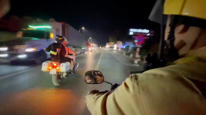 Cảnh sát giao thông kịp thời dẫn đường, hỗ trợ đưa người bệnh đi cấp cứu -0