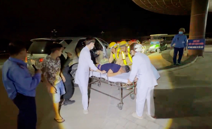 Cảnh sát giao thông kịp thời dẫn đường, hỗ trợ đưa người bệnh đi cấp cứu -0