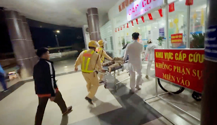 Cảnh sát giao thông kịp thời dẫn đường, hỗ trợ đưa người bệnh đi cấp cứu -0