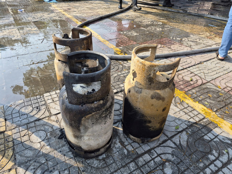 Cháy lớn thiêu rụi kho hàng, “nuốt chửng” ô tô bán tải giữa khu dân cư -0