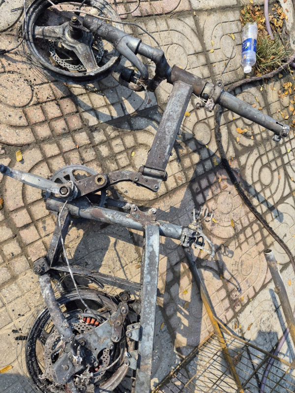 Cháy lớn thiêu rụi kho hàng, “nuốt chửng” ô tô bán tải giữa khu dân cư -1