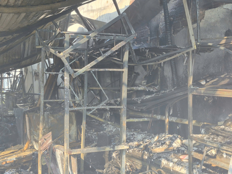 Cháy lớn thiêu rụi kho hàng, “nuốt chửng” ô tô bán tải giữa khu dân cư -0