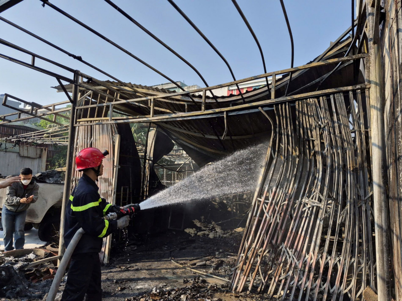 Cháy lớn thiêu rụi kho hàng, “nuốt chửng” ô tô bán tải giữa khu dân cư -2