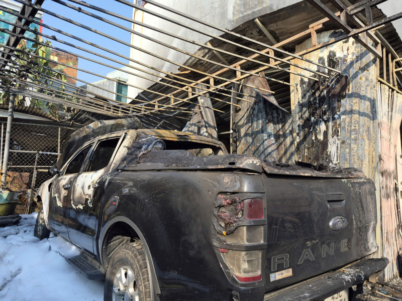 Cháy lớn thiêu rụi kho hàng, “nuốt chửng” ô tô bán tải giữa khu dân cư -0