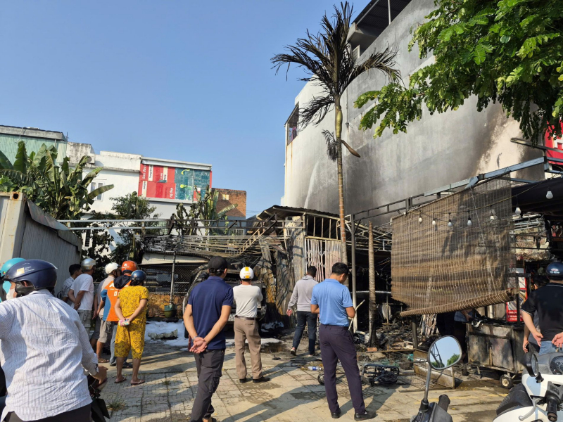 Cháy lớn thiêu rụi kho hàng, “nuốt chửng” ô tô bán tải giữa khu dân cư -3