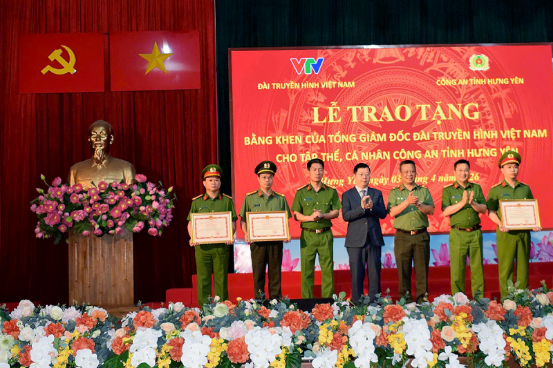 Khen thưởng các tập thể, cá nhân triệt phá vụ án “Xôi Lạc TV”  -0