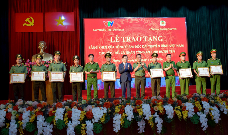 Khen thưởng các tập thể, cá nhân triệt phá vụ án “Xôi Lạc TV”  -0