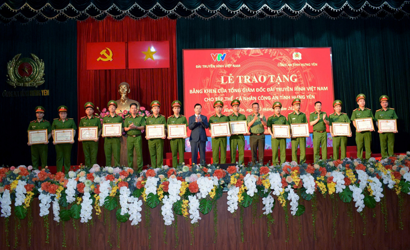 Khen thưởng các tập thể, cá nhân triệt phá vụ án “Xôi Lạc TV”  -0