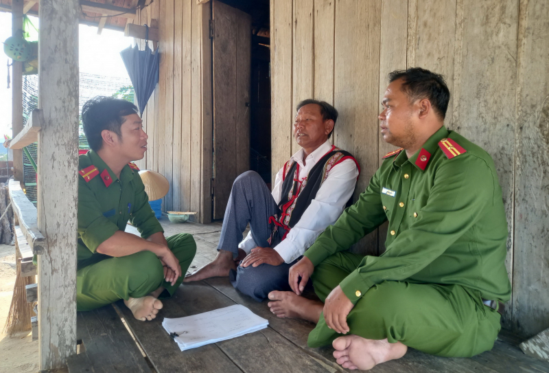 Công an đồng hành cùng các già làng xây dựng thế trận an ninh ở xã Tây Sơn -0